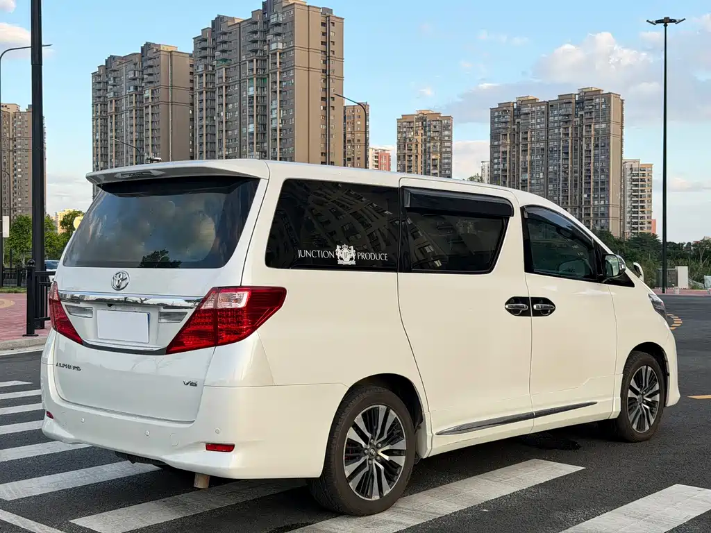 Toyota Alphard — миниатюра 5