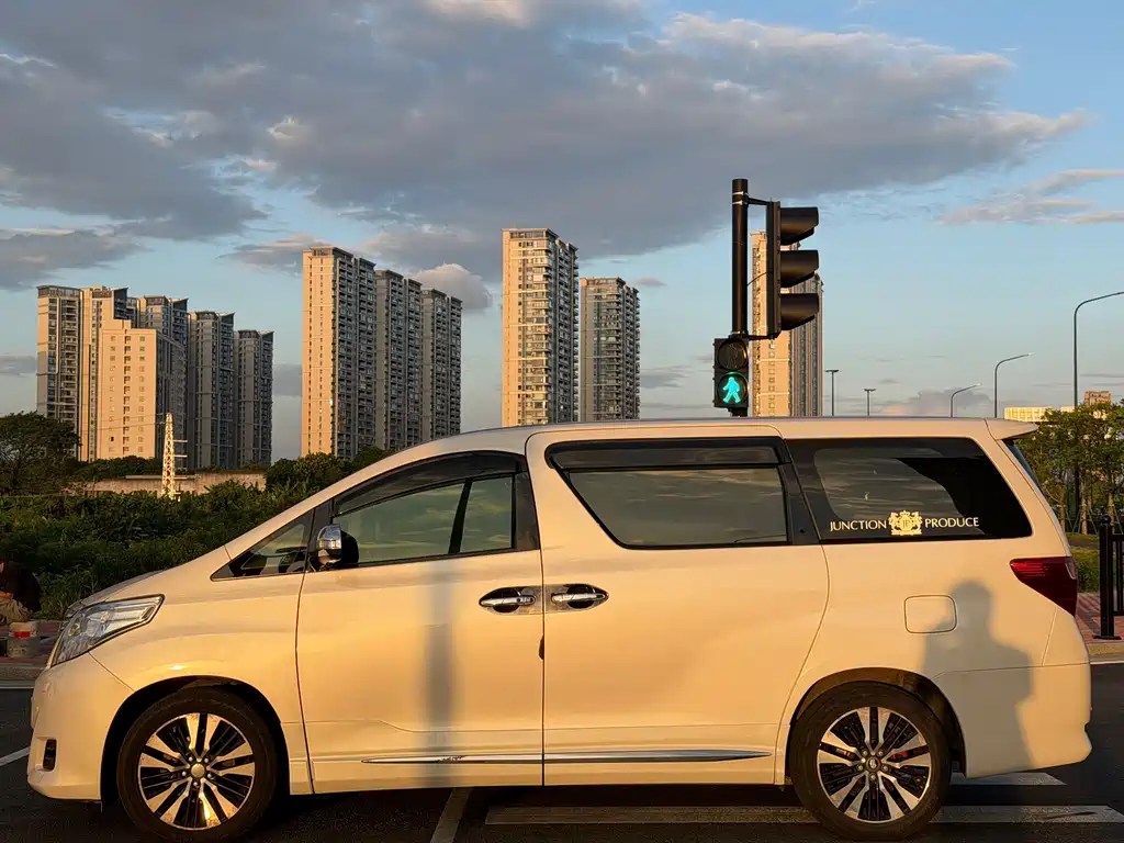 Toyota Alphard — миниатюра 8