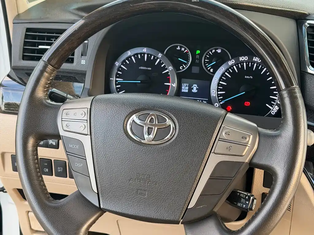 Toyota Alphard — миниатюра 16