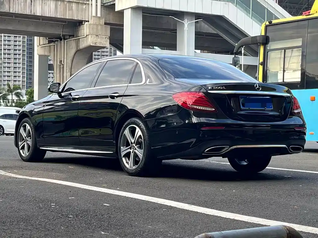 Mercedes-Benz E-Class — миниатюра 7