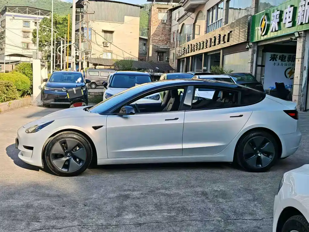Tesla Model 3 — миниатюра 3