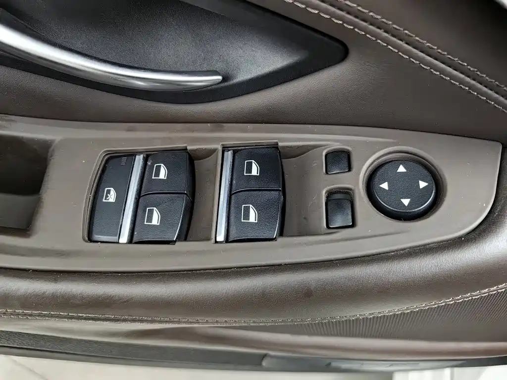 BMW 5 Series — миниатюра 9