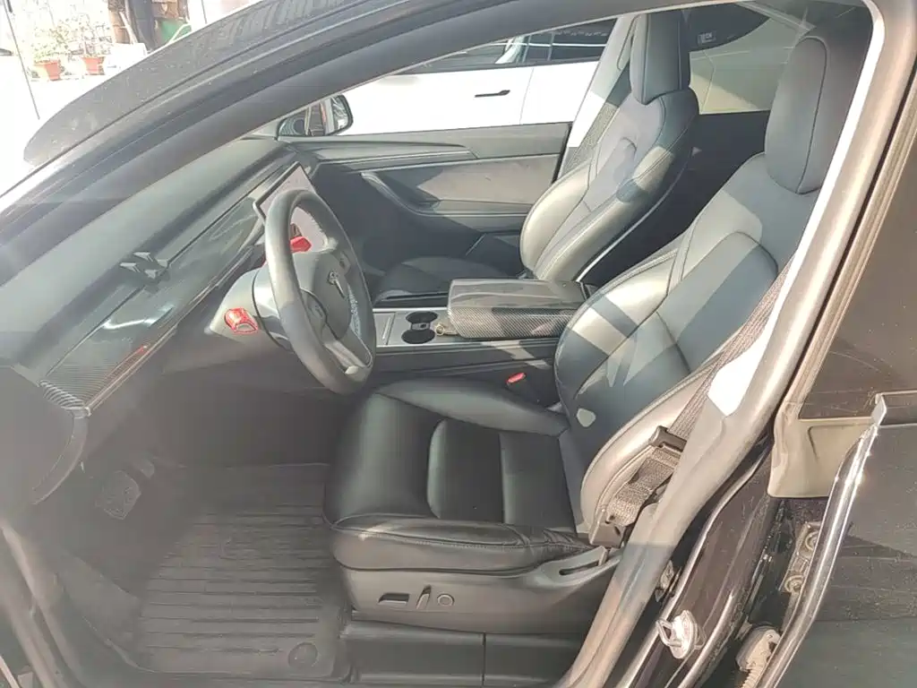 Tesla Model Y — миниатюра 15