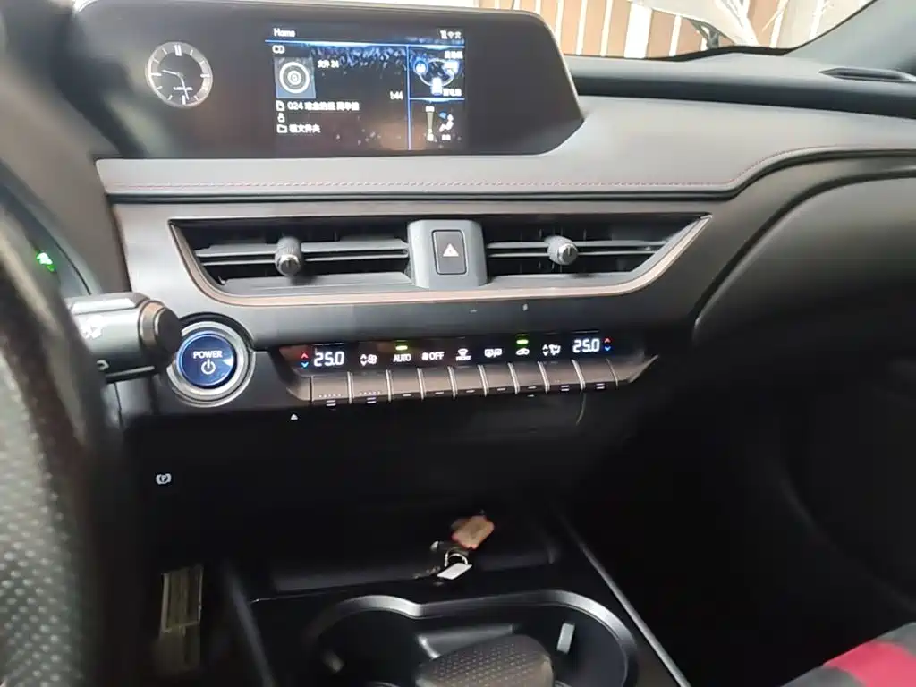 Lexus UX — миниатюра 13