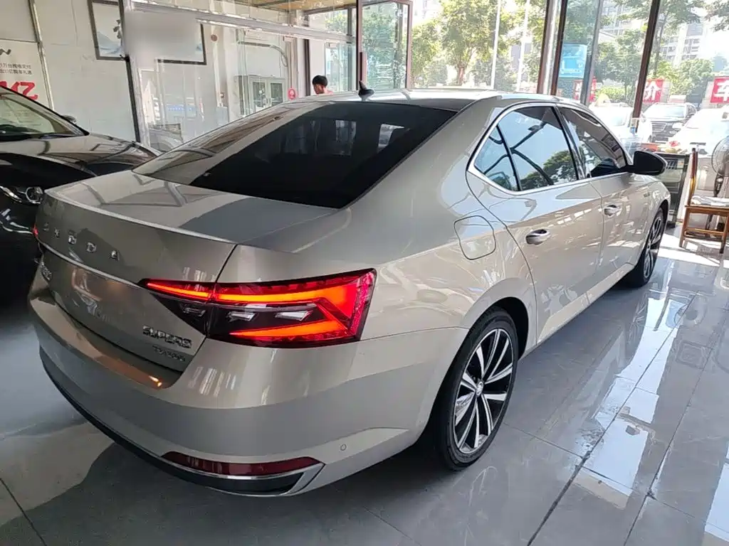 Skoda Superb — миниатюра 7