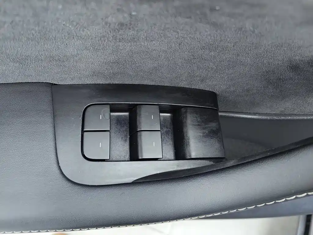 Tesla Model Y — миниатюра 9