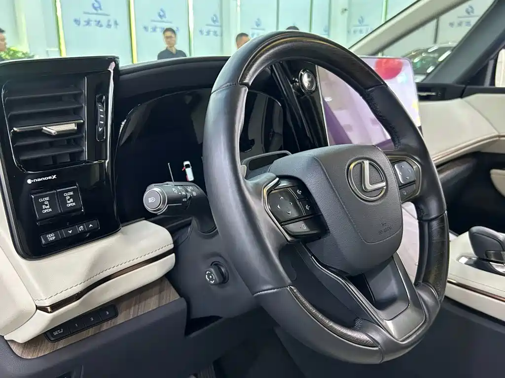 Lexus LM — миниатюра 16