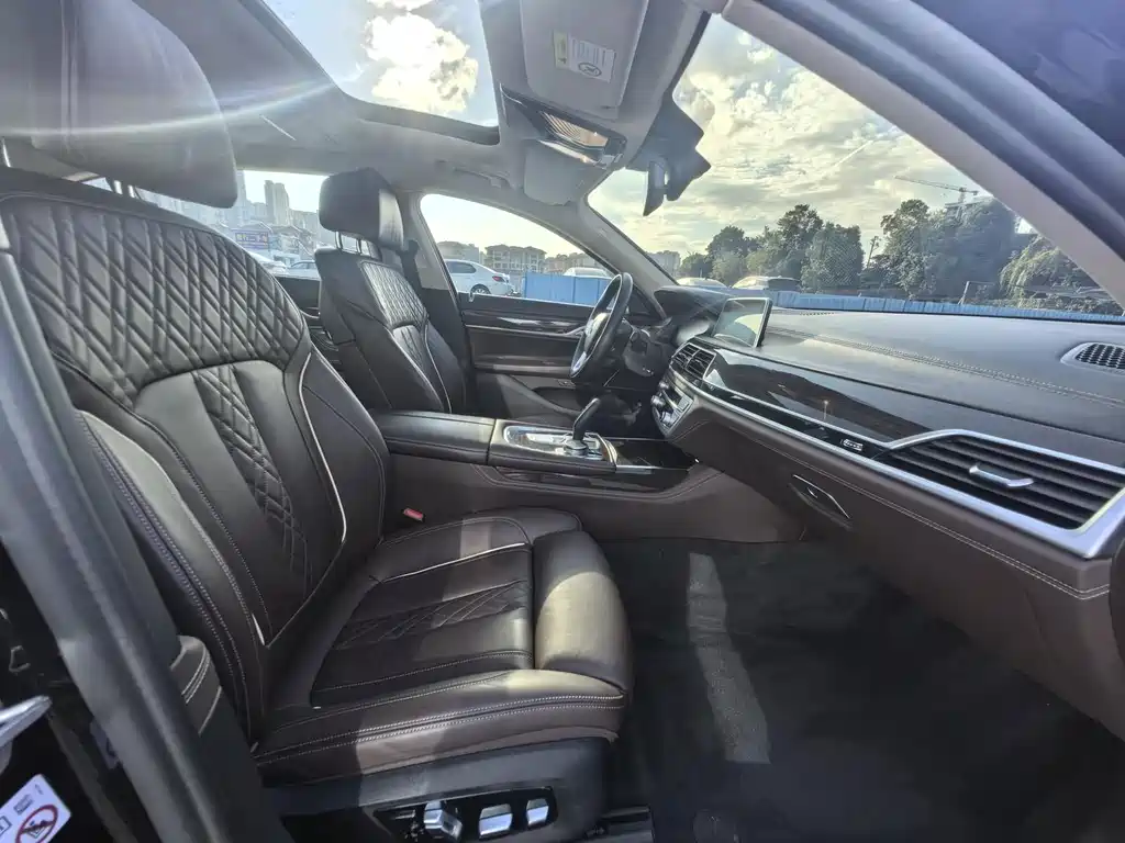 BMW 7 Series — миниатюра 6