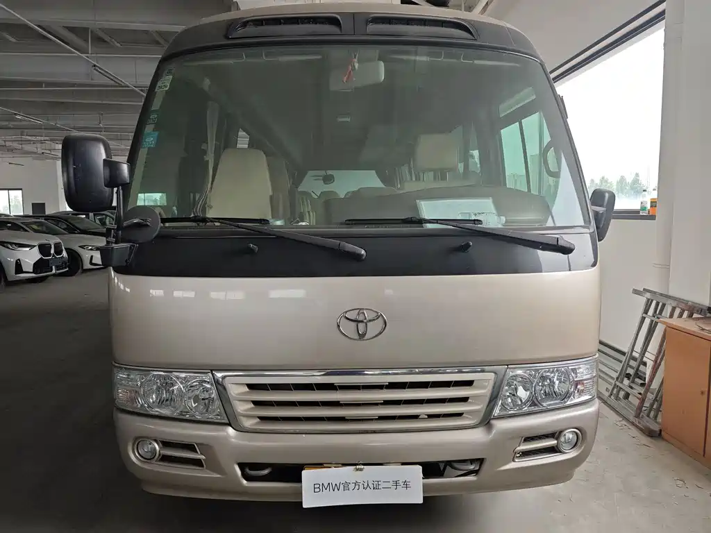 Toyota Coaster — миниатюра 2