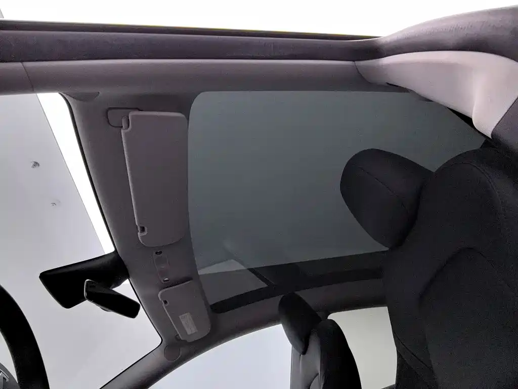 Tesla Model Y — миниатюра 14