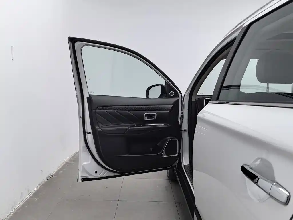 Mitsubishi Outlander — миниатюра 8