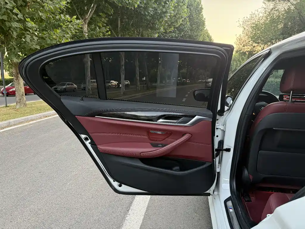 BMW 5 Series — миниатюра 12