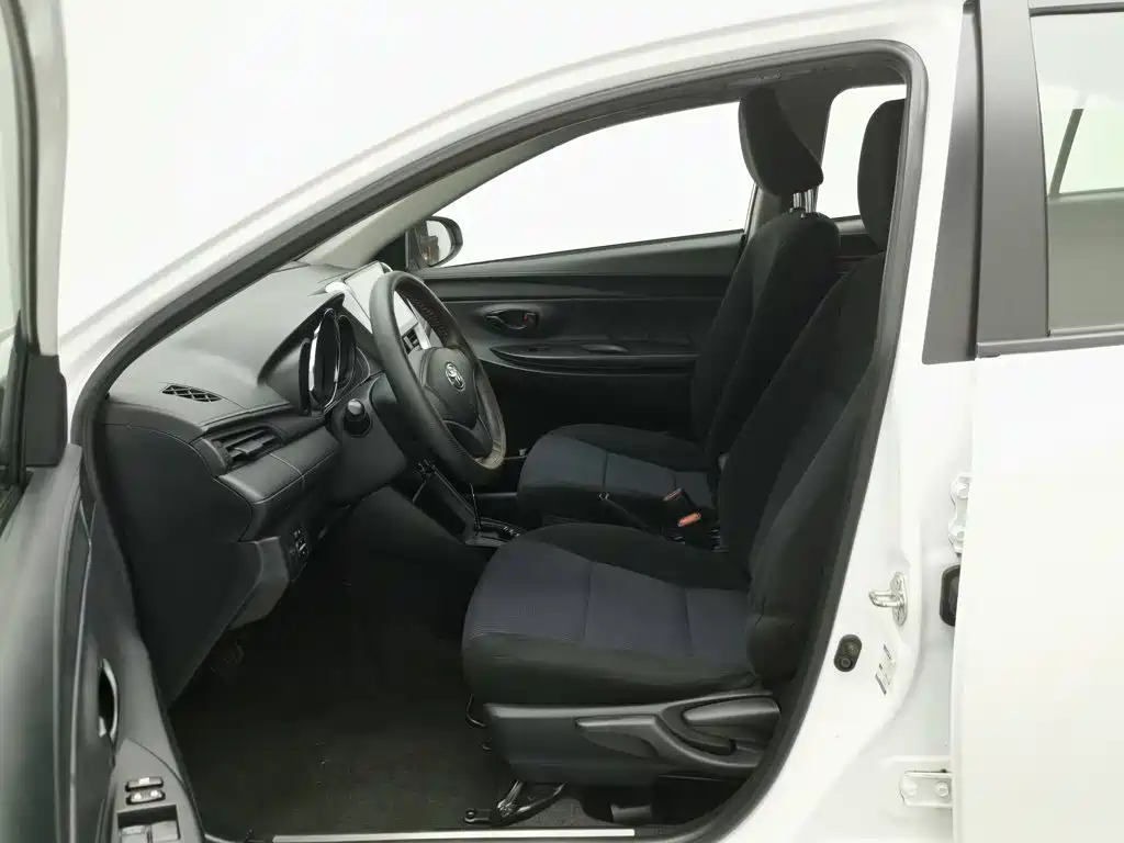 Toyota Yaris L — миниатюра 10