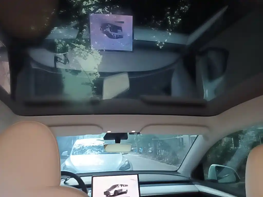 Tesla Model Y — миниатюра 18