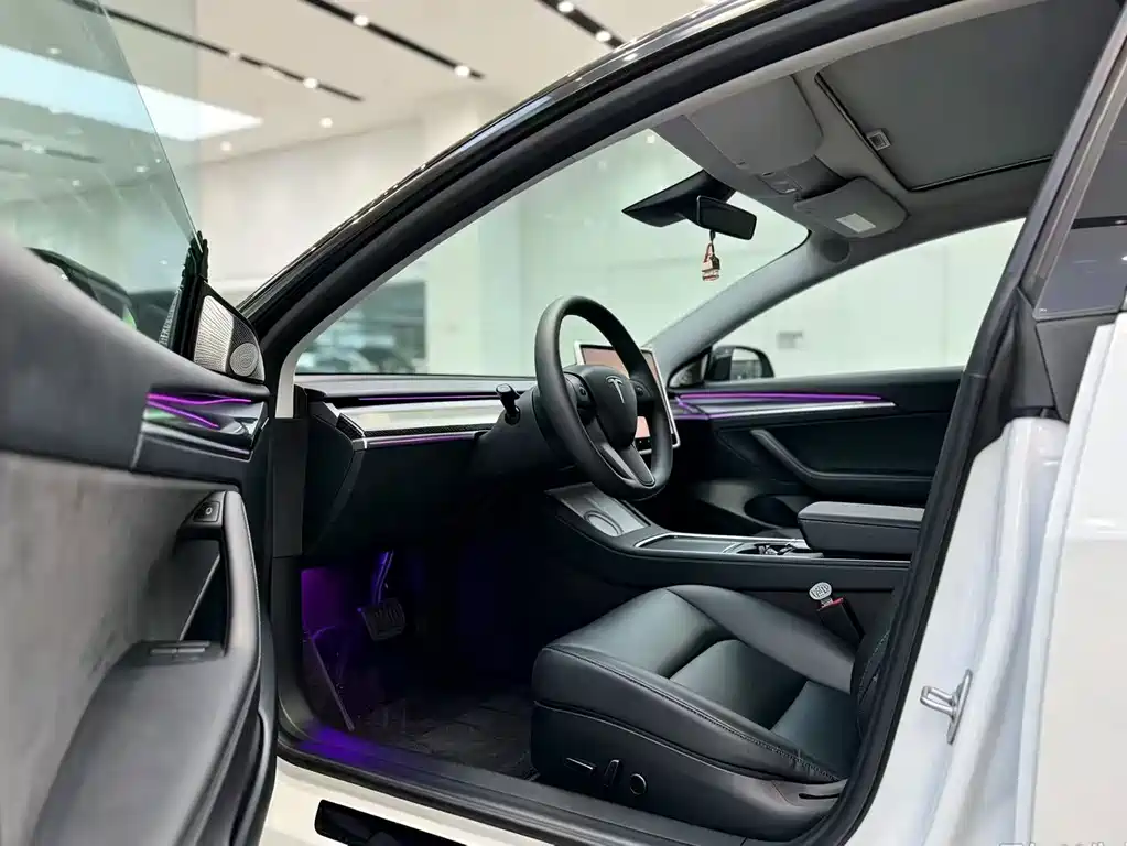 Tesla Model 3 — миниатюра 7