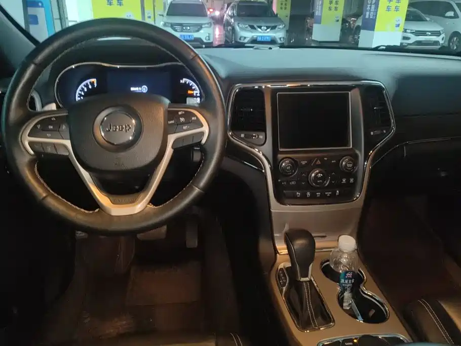 Jeep Grand Cherokee (Import) — миниатюра 12