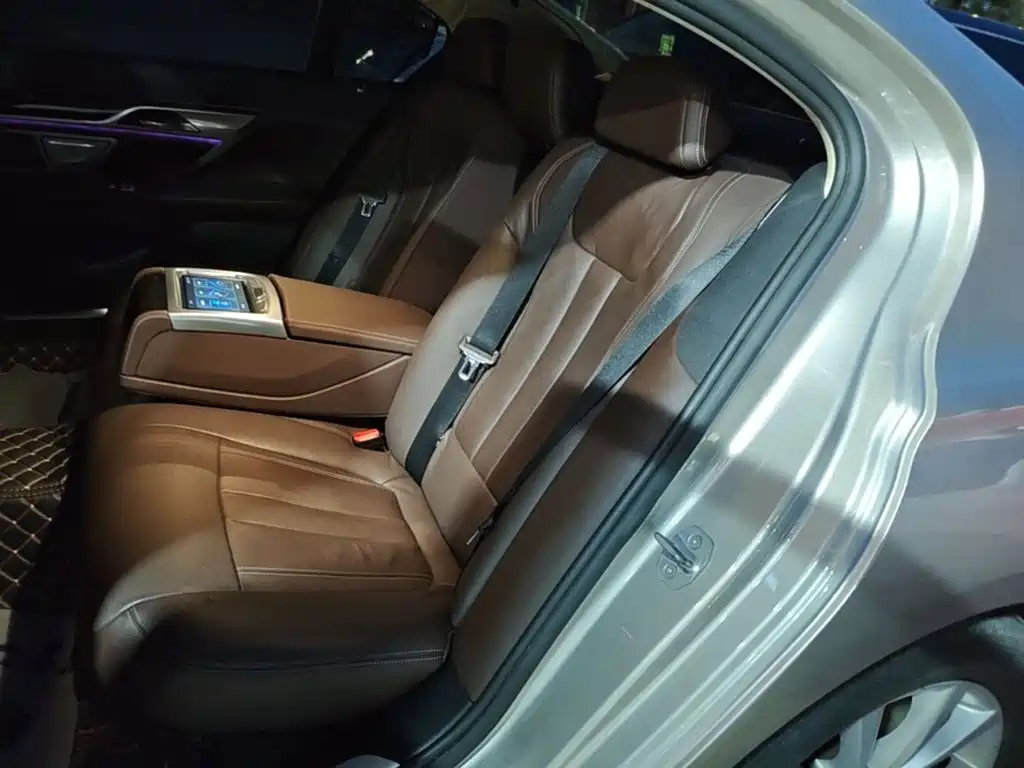 BMW 7 Series — миниатюра 17