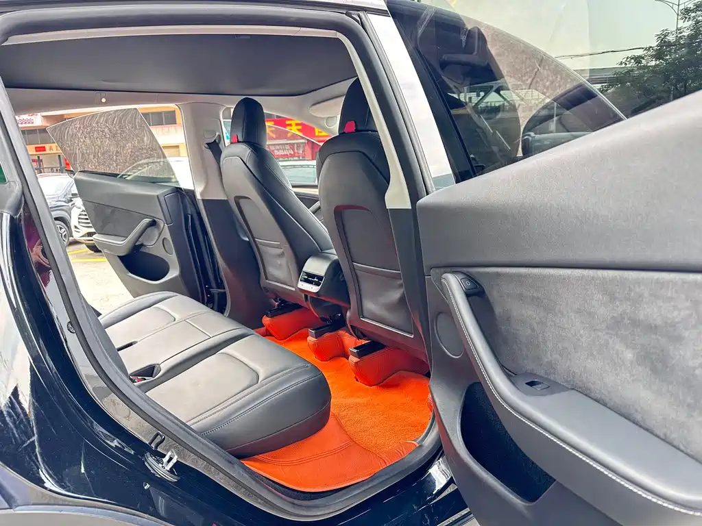 Tesla Model Y — миниатюра 8