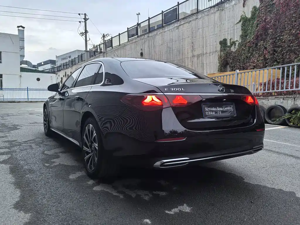 Mercedes-Benz E-Class — миниатюра 8
