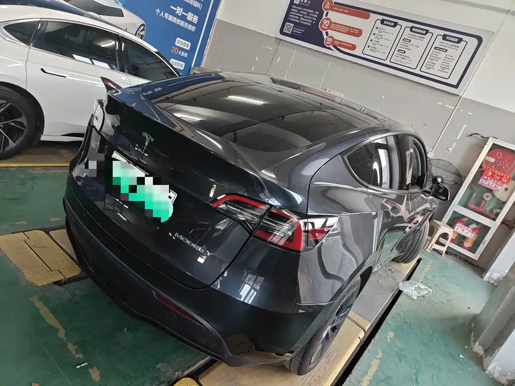 Tesla Model Y — миниатюра 7