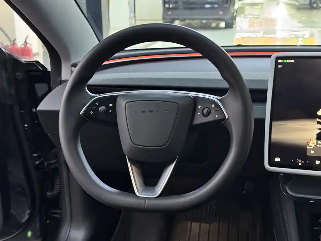Tesla Model 3 — миниатюра 12