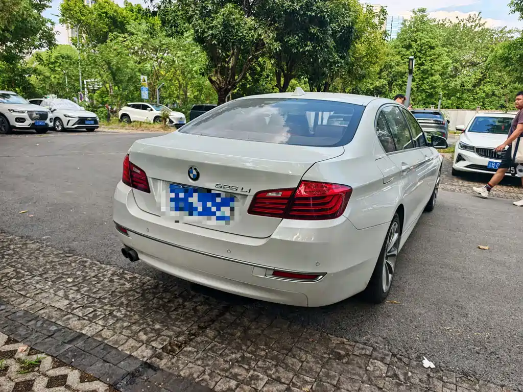 BMW 5 Series — миниатюра 8