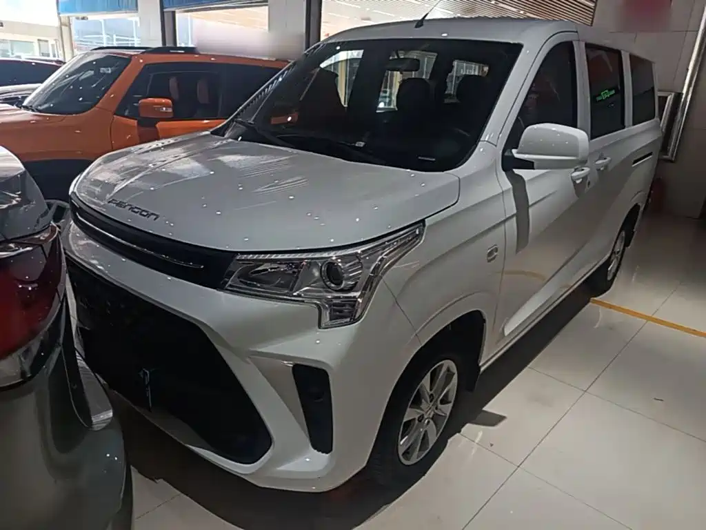 风光380 2022款 1.5L 精典型客车 5座