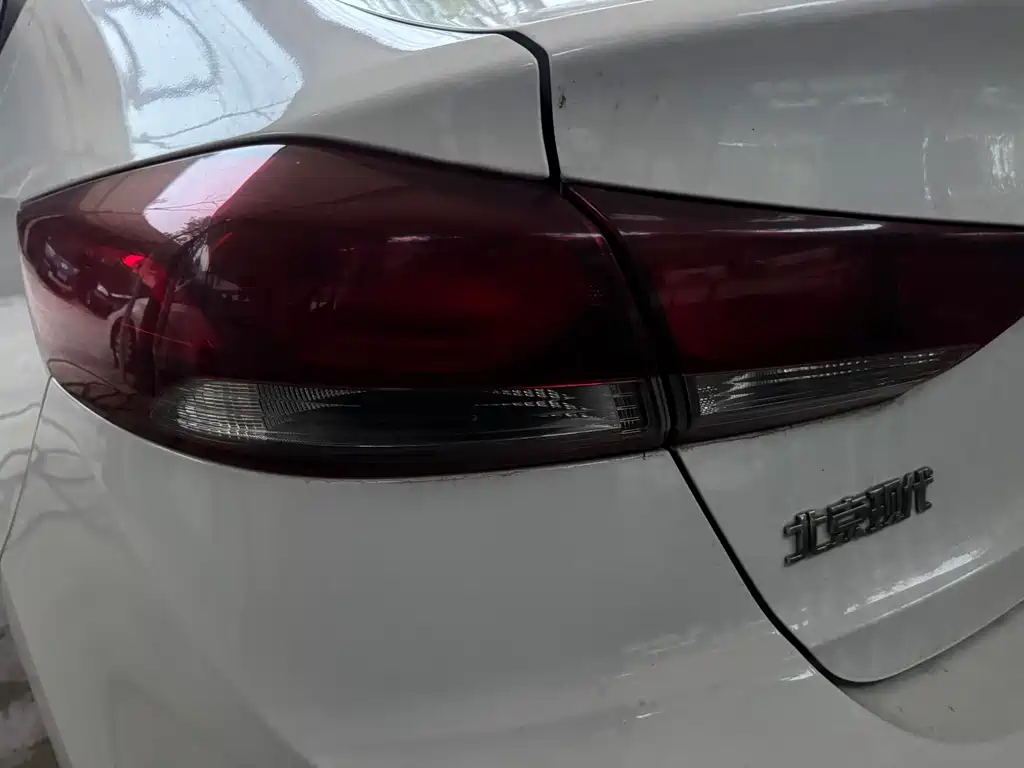 Hyundai Elantra — миниатюра 6