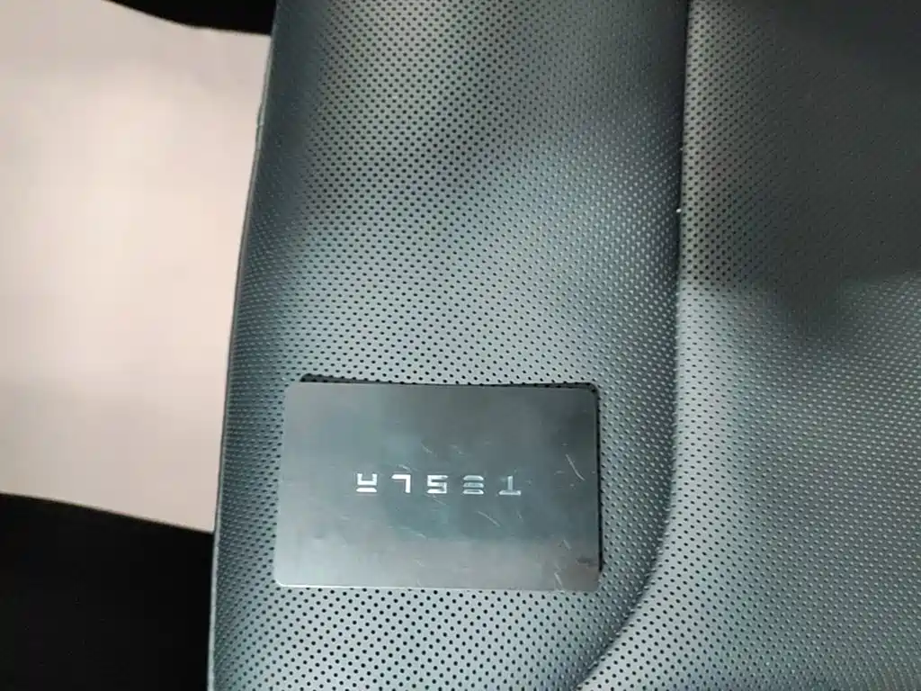 Tesla Model Y — миниатюра 9