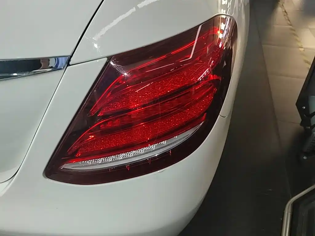 Mercedes-Benz E-Class — миниатюра 8
