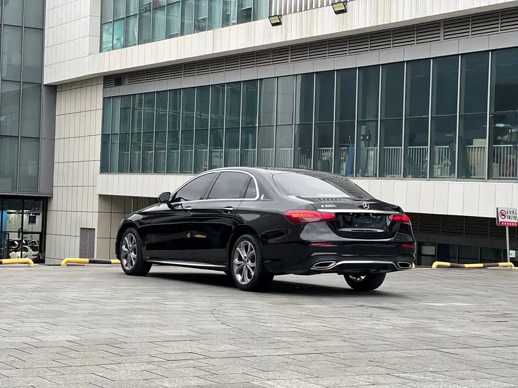 Mercedes-Benz E-Class — миниатюра 7