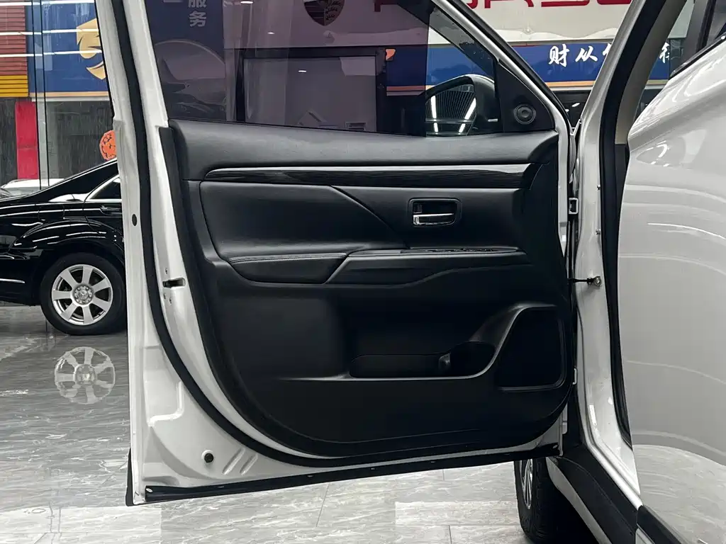 Mitsubishi Outlander — миниатюра 11