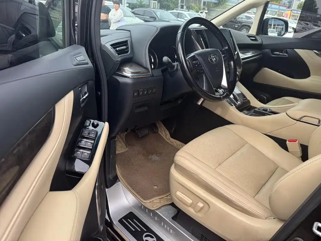 Toyota Vellfire — миниатюра 8