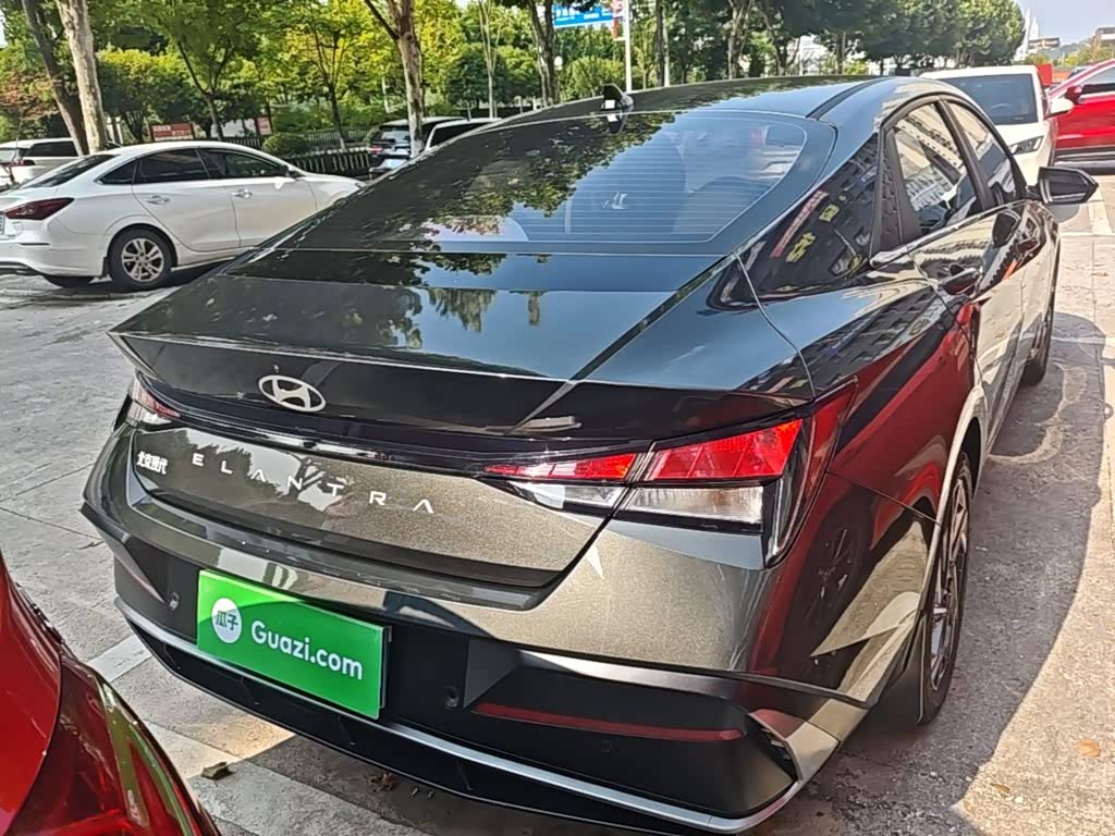 Hyundai Elantra 1.5 л 2025 г. Серебристо-серый, пробег 6800 км