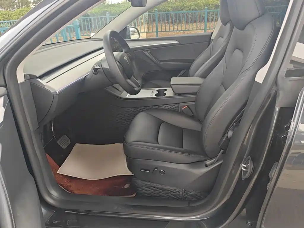 Tesla Model Y — миниатюра 15