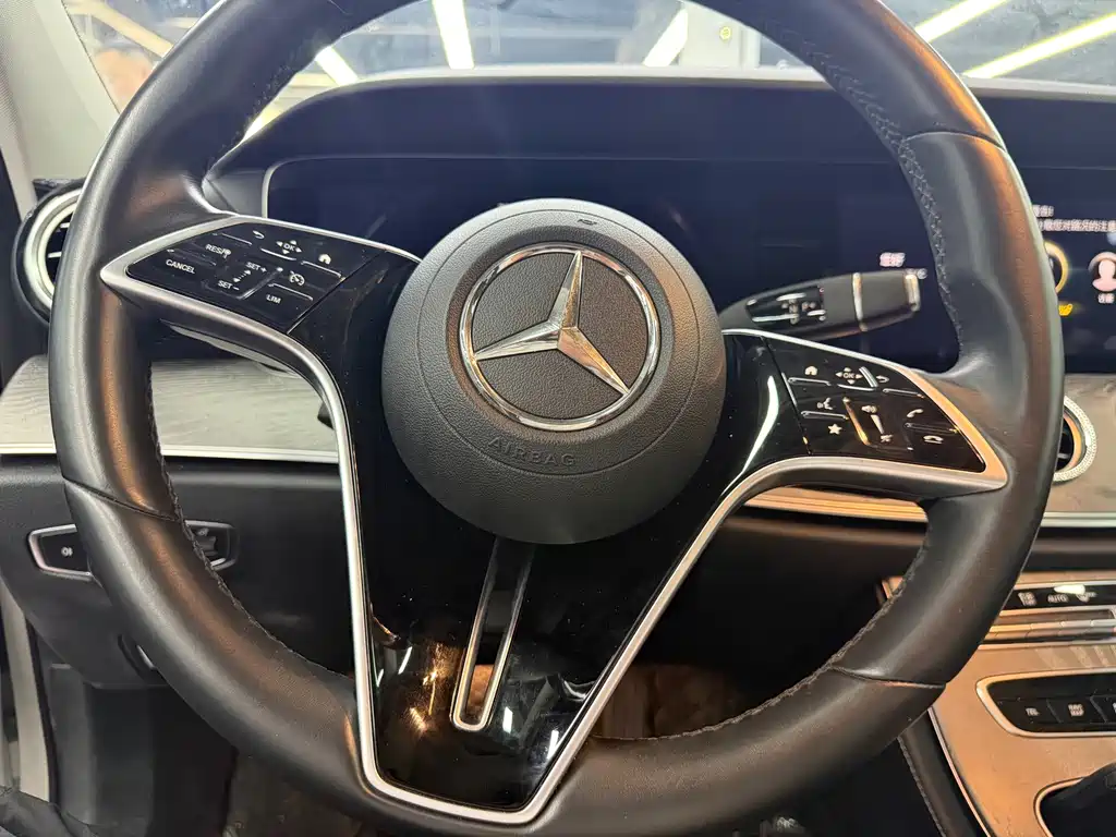 Mercedes-Benz E-Class — миниатюра 12