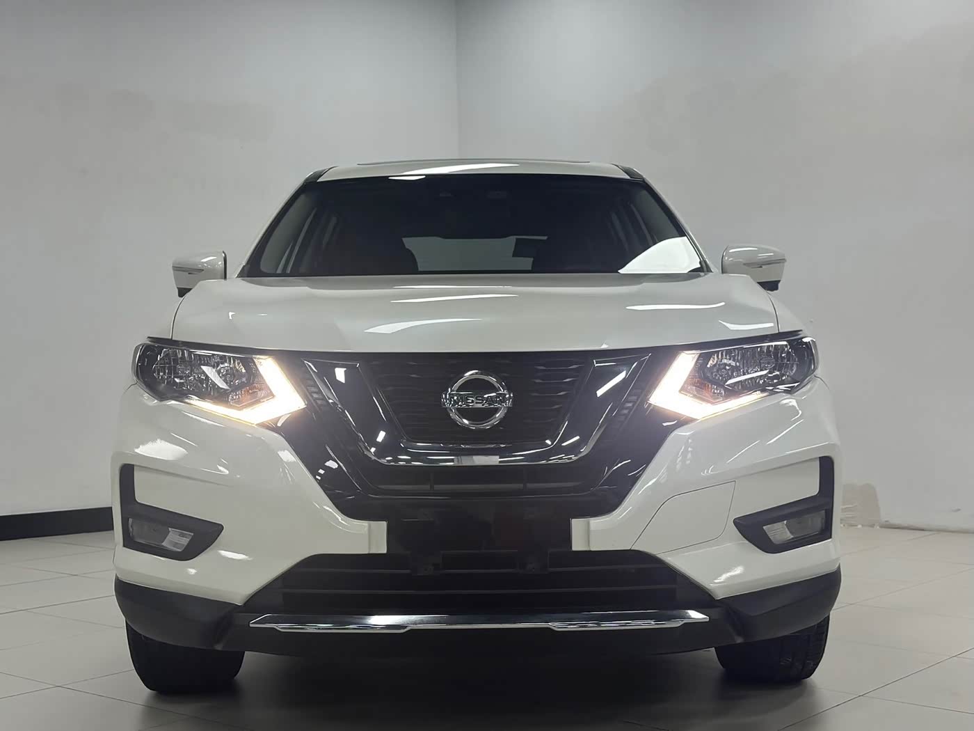 Nissan X-Trail 2.0 л 2023 г. Белый, пробег 39000 км