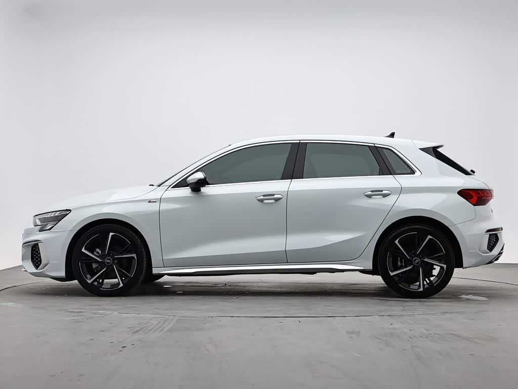 Audi A3 1.4 л 2022 г. Белый, пробег 25299 км