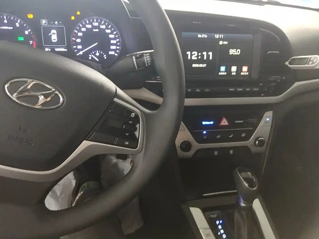 Hyundai Elantra — миниатюра 10