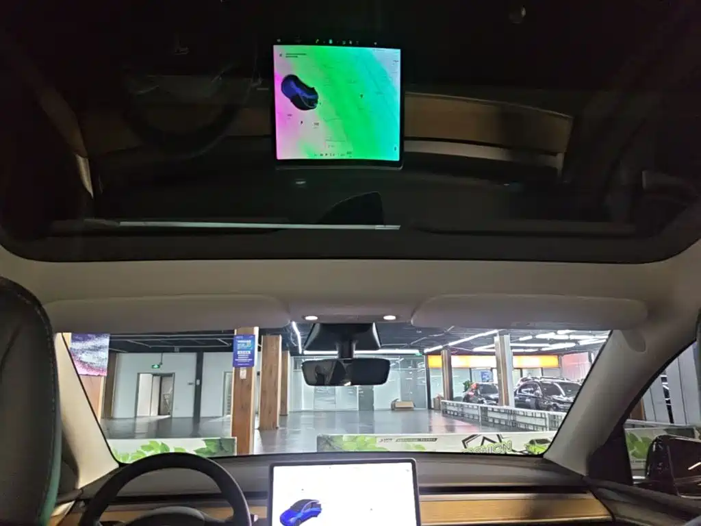 Tesla Model Y — миниатюра 18