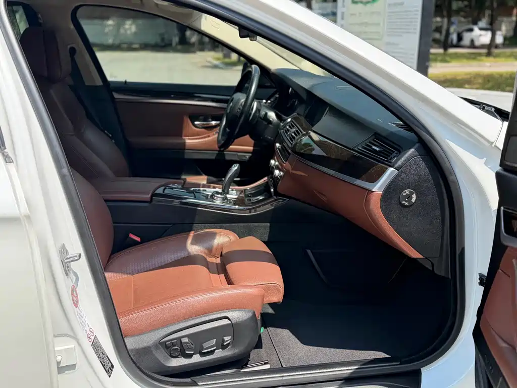 BMW 5 Series — миниатюра 13