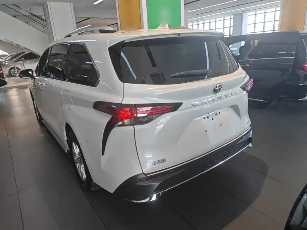Toyota Granvia — миниатюра 5