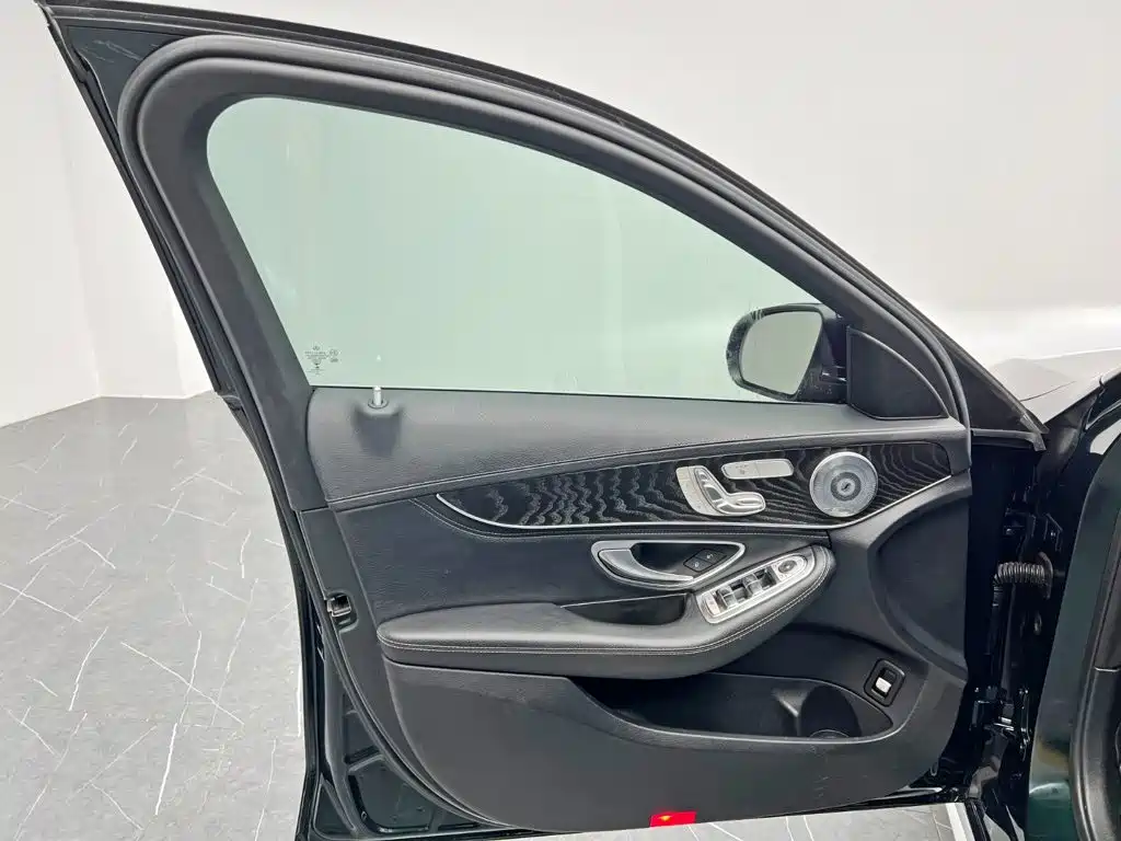 Mercedes-Benz C-Class — миниатюра 12