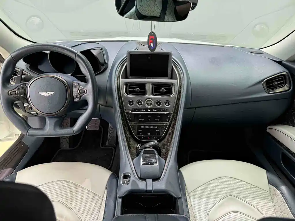 Aston Martin DBS — миниатюра 5