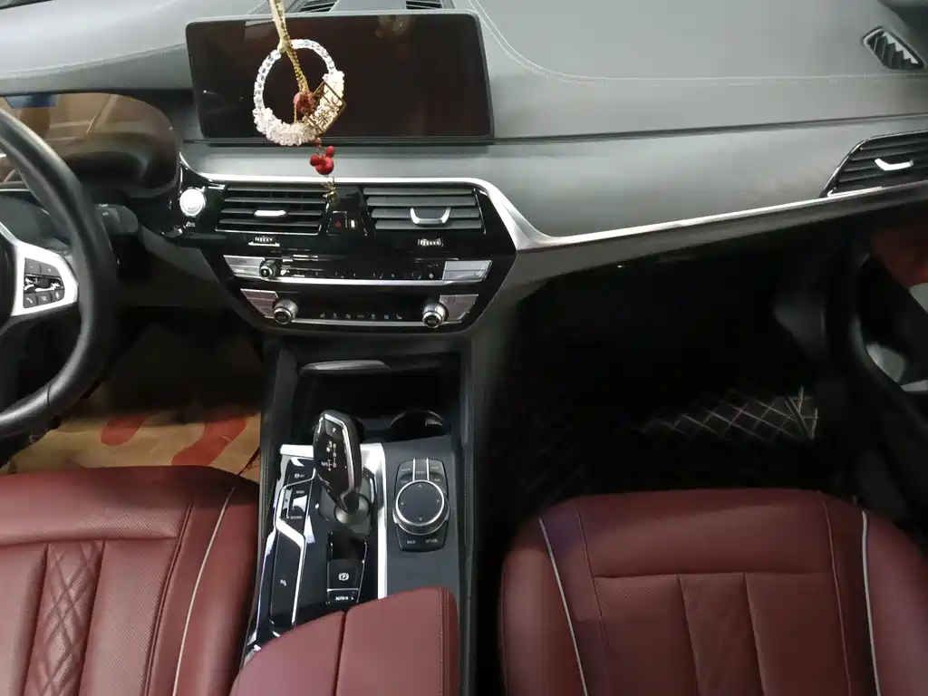 BMW 5 Series — миниатюра 8