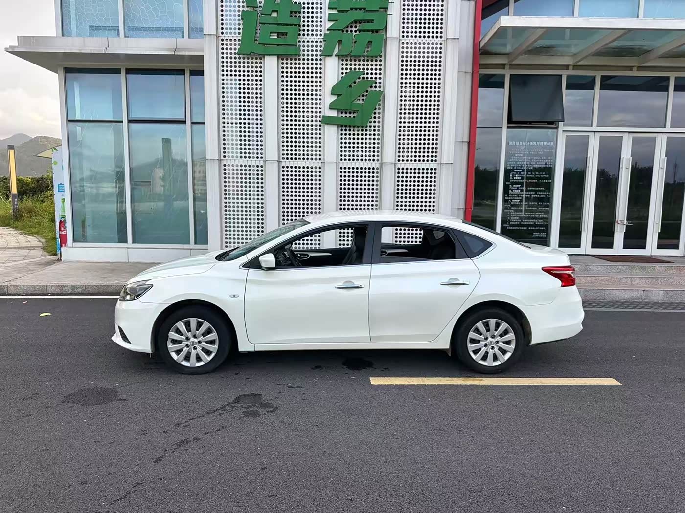 Nissan Sylphy 1.6 л 2022 г. Белый, пробег 48000 км