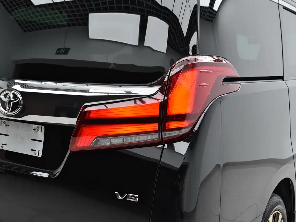 Toyota Alphard — миниатюра 25
