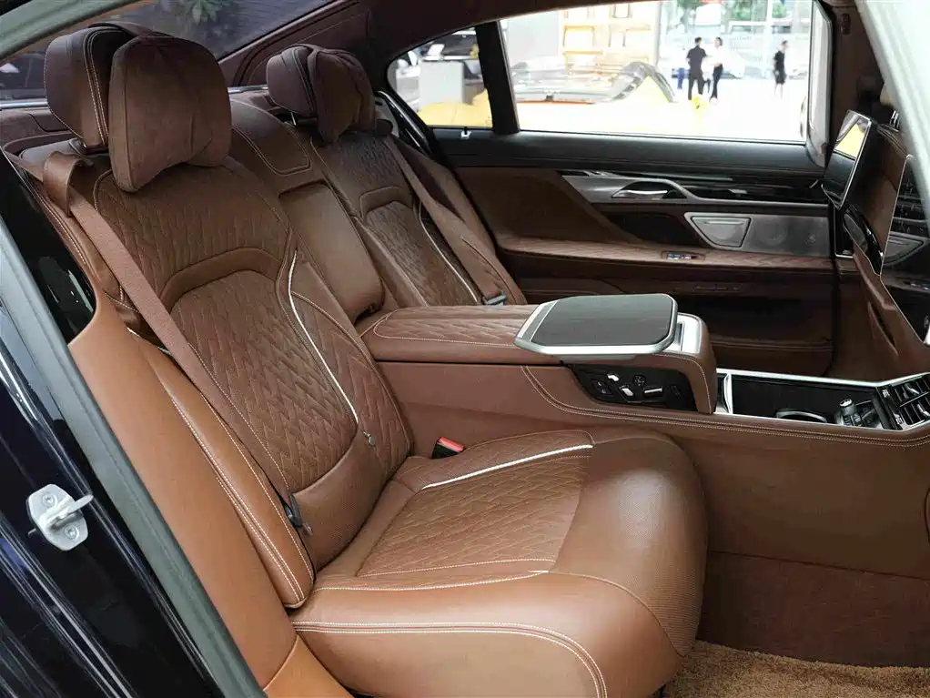 BMW 7 Series — миниатюра 14