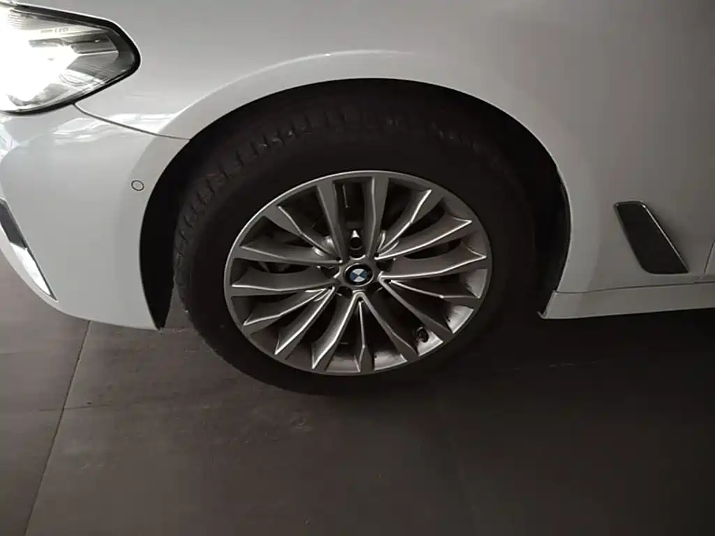 BMW 5 Series — миниатюра 23