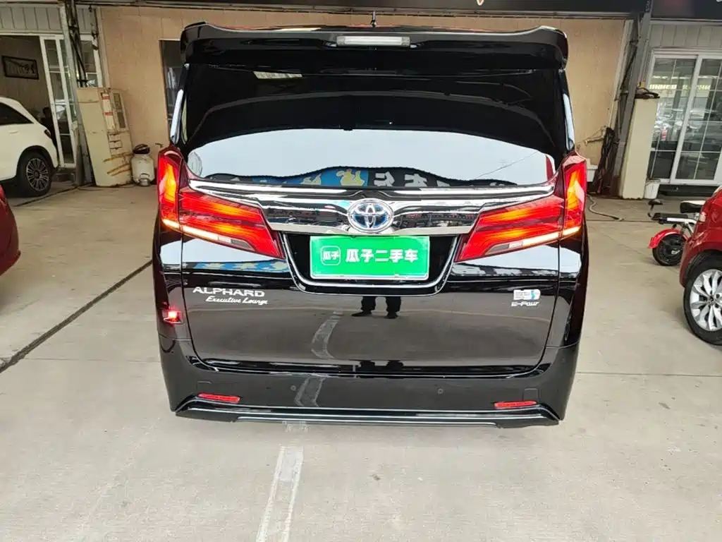Toyota Alphard — миниатюра 6